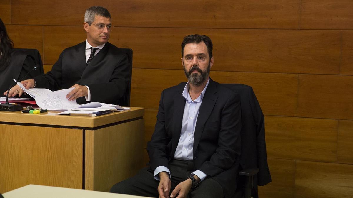 Miguel López, sentado junto a su abogado (a la izquierda) el día que comenzó el primer juicio por el crimen de su suegra.
