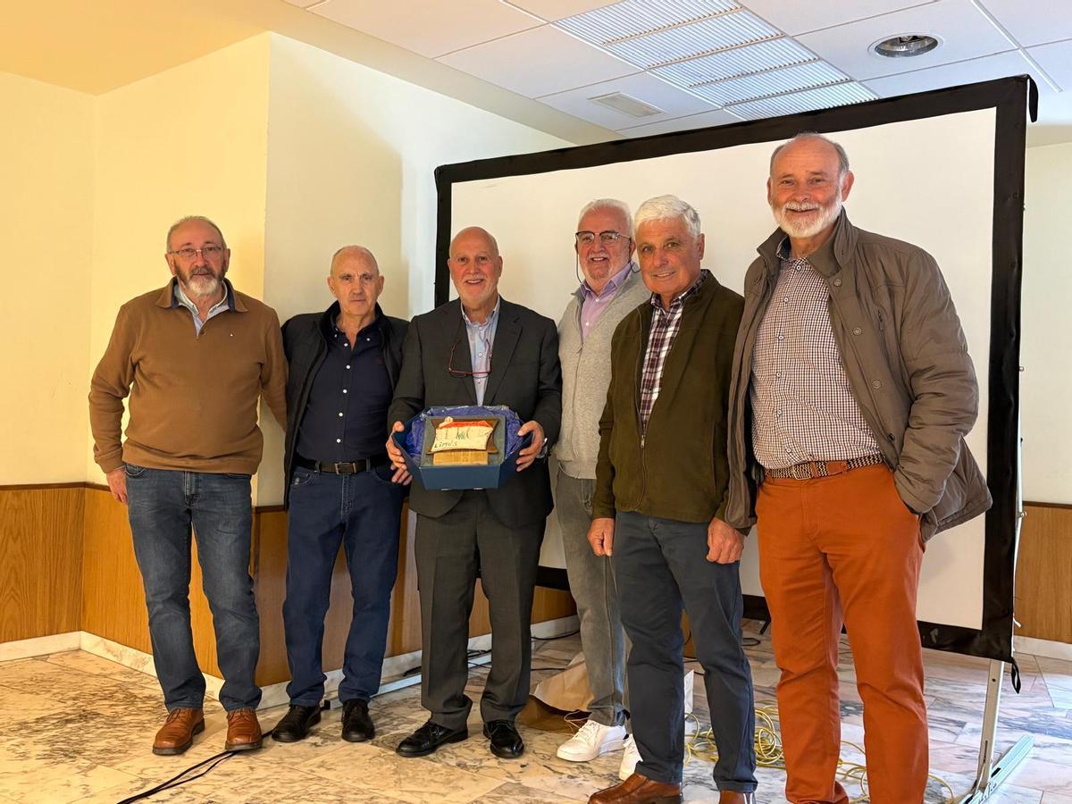 Por la izquierda, Ramón Martínez, Toño Fernández, el homenajeado Manuel Fernández, José Antonio Rodríguez, Manuel Martínez y Manuel Menéndez.