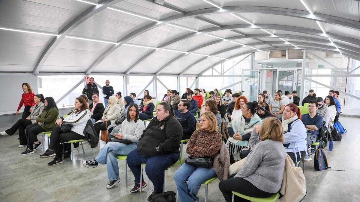 Asistentes al acto de inicio de una nueva ronda de formaciones para desempleados en Lorca.