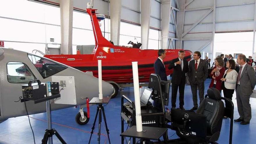 Visita ayer al &quot;Civil UAVs Initiative&quot; en Rozas, Lugo, con el dron marino de Indra al fondo. // FdV