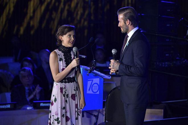 Millie Bobby Brown junto a David Beckham en una gala de UNICEF en 2016
