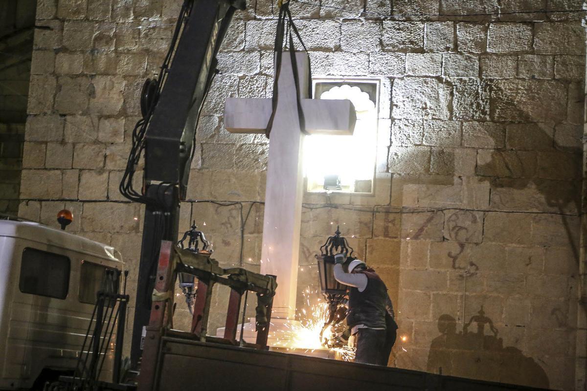 Un operario desmontando la Cruz en enero de 2018
