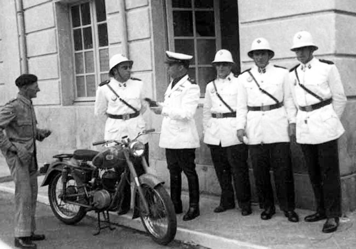 Una foto de la Policía Municipal valdesana con traje blanco.