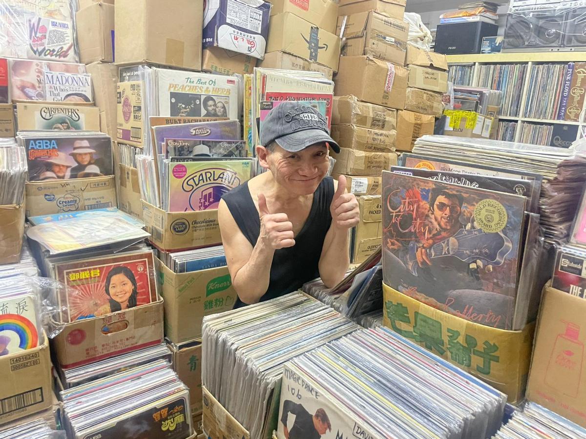 Paul Au, envoltat d’elapés, a la seva botiga Vinyl Hero, a Hong Kong.