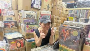 Paul Au, rodeado de elepés, en su tienda Vinyl Hero, en Hong Kong.