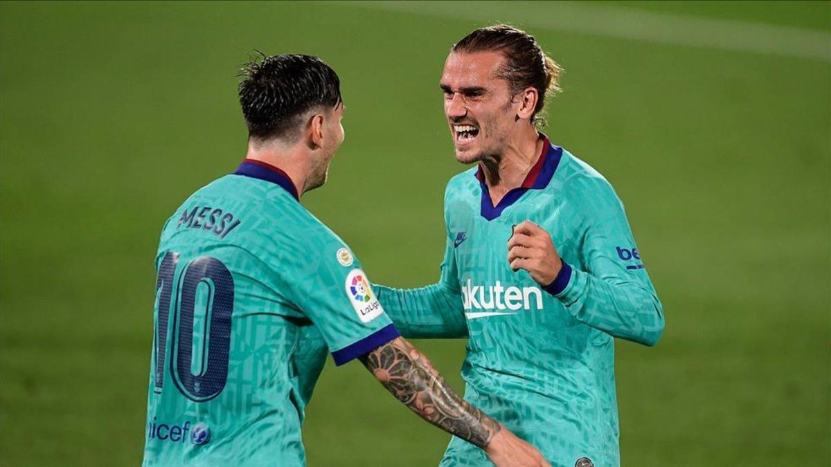Messi y Griezmann celebran un gol con el Barça