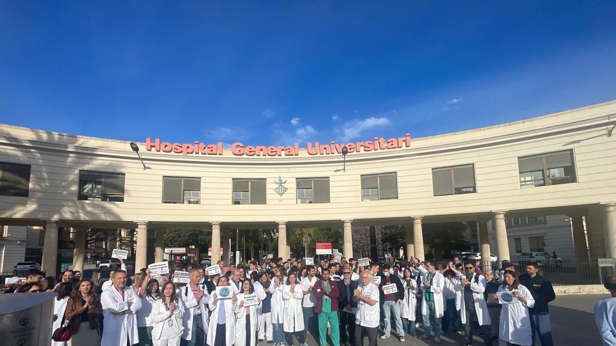 Concentración de médicos esta semana en el hospital General de València.