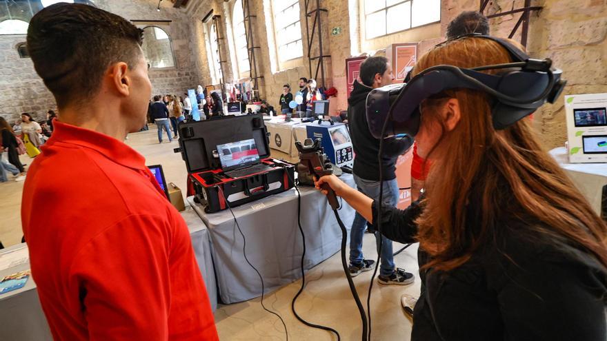 Uno de los estands sobre mécanica, que incluye una práctica con realidad virtual para pintar un coche