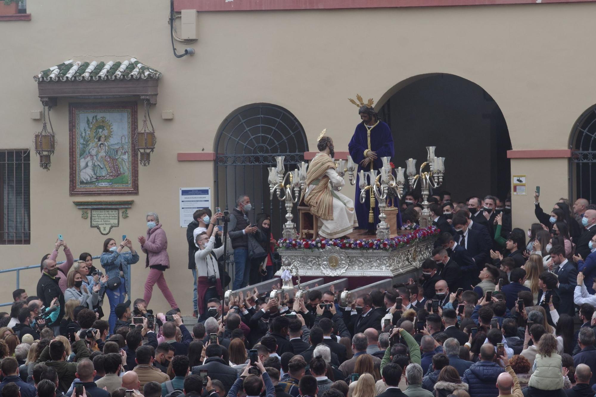 En la plaza de Capuchinos, desde la Divina Pastora inicia después su marcha el Señor de la Soledad de Dulce Nombre