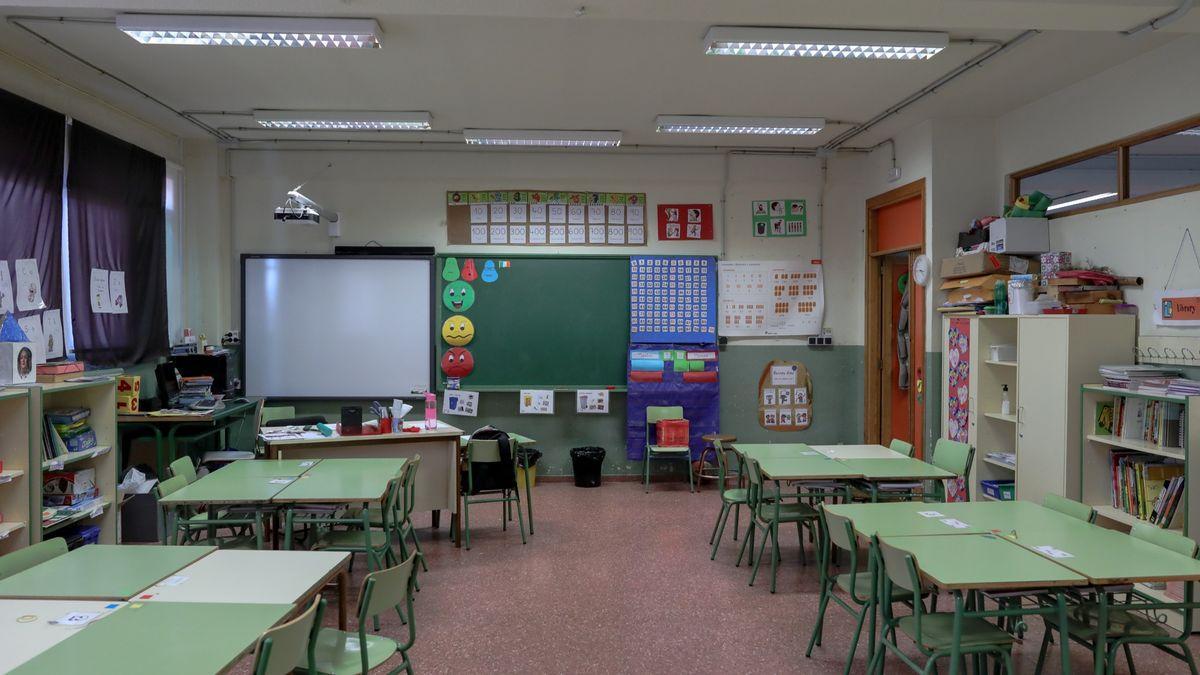 Un aula vacía. Los escolares reciben clases en sus viviendas.