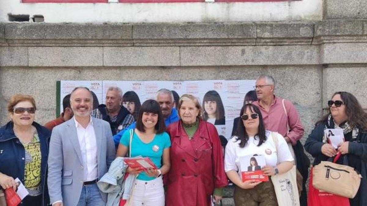 Iria Malvido con David Regades, Carmen Avendaño, Eugenio González y otros miembros del PSOE .