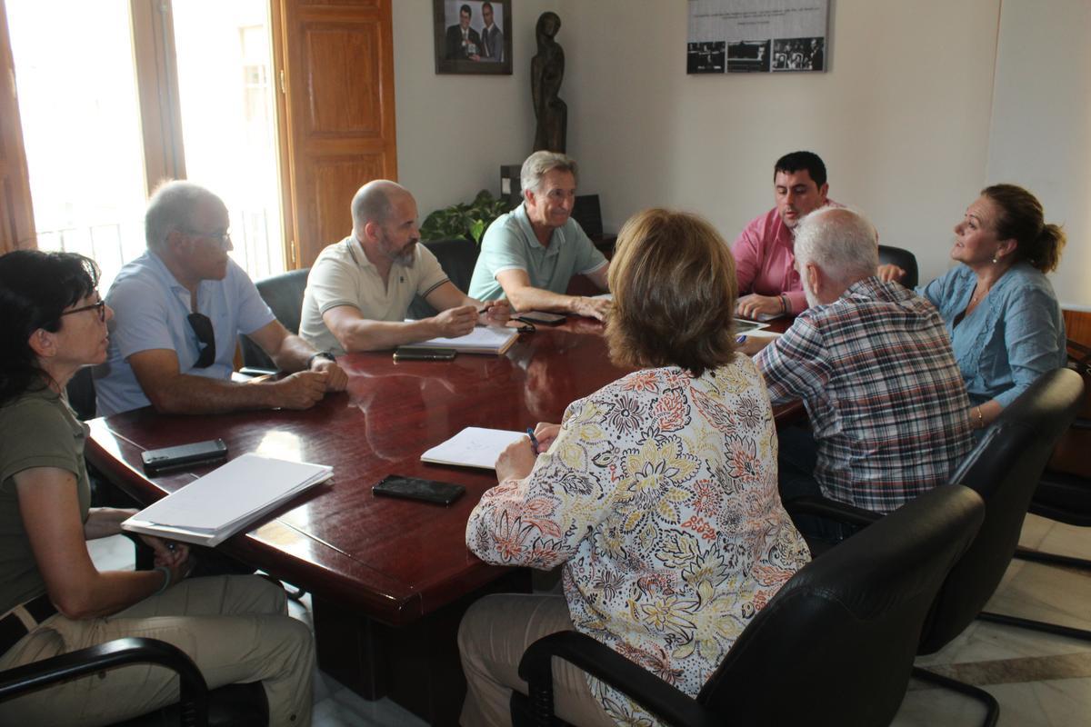 Representantes de Costas y de la empresa que realiza las obras en Nules, junto a autoridades municipales.