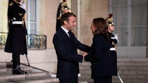 Emmanuel Macron recibe a Kamala Harris en el Elíseo. 