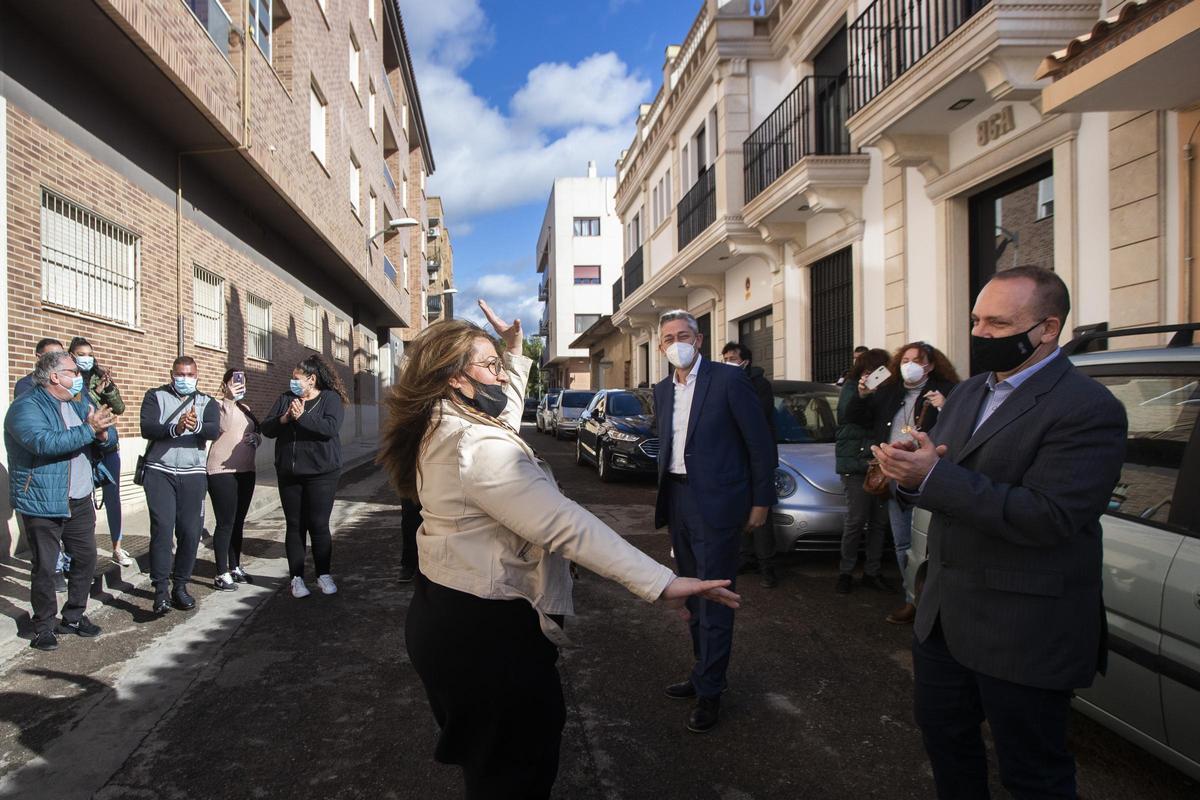 Reunión con los vecinos de la calle Argila en La Pobla de Vallbona.