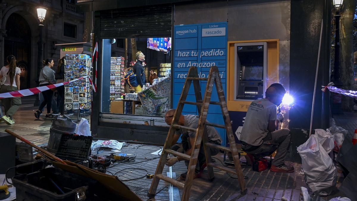  Instalación de un cajero automático y de un punto de entrega de Amazon en un kiosko de Las Ramblas