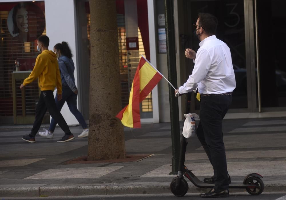 Un millar de coches protestan contra el Gobierno en la manifestación de Vox