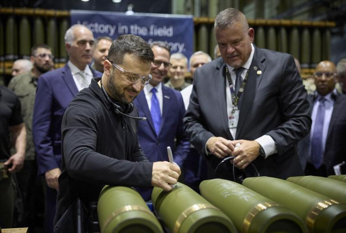 El presidente ucraniano, Volodimir Zelenski, firma un proyectil de artillería durante una visita a una factoría de munición en Scranton (EEUU) en septiembre pasado.