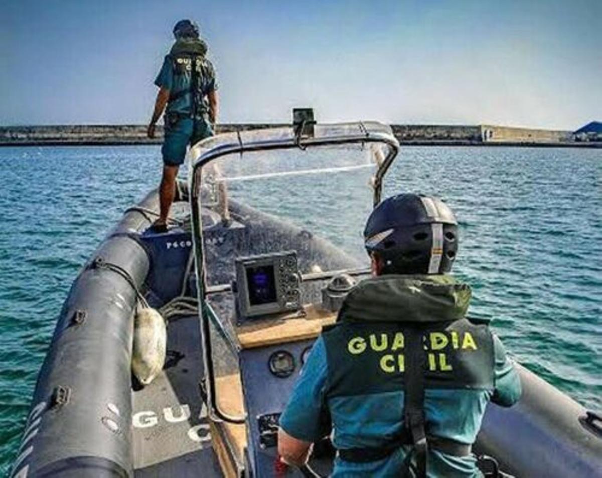 Imagen de dos agentes del Servicio Marítimo de la Guardia Civil.
