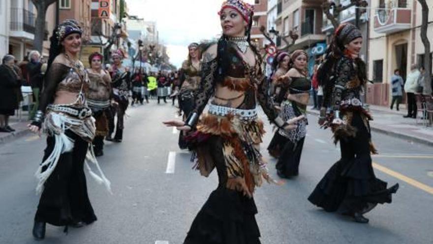 los disfraces y la diversión llenaron ayer las principales calles de Benicàssim con la celebración de un desfile que contó con la participación de tres agrupaciones musicales así como un grupo de bailarinas de la danza del vientre que animaron todavía más el acto. f álvaro sales