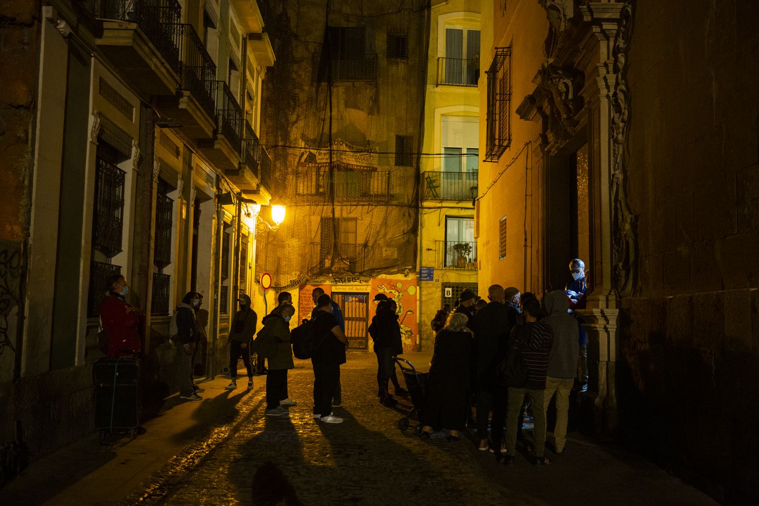 Entrega de alimentos en el convento de las Monjas de la Sangre