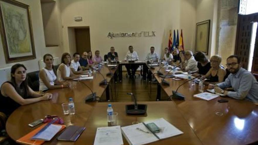 Los 27 concejales del Ayuntamiento de Elche se rodean de 13 asesores para este mandato