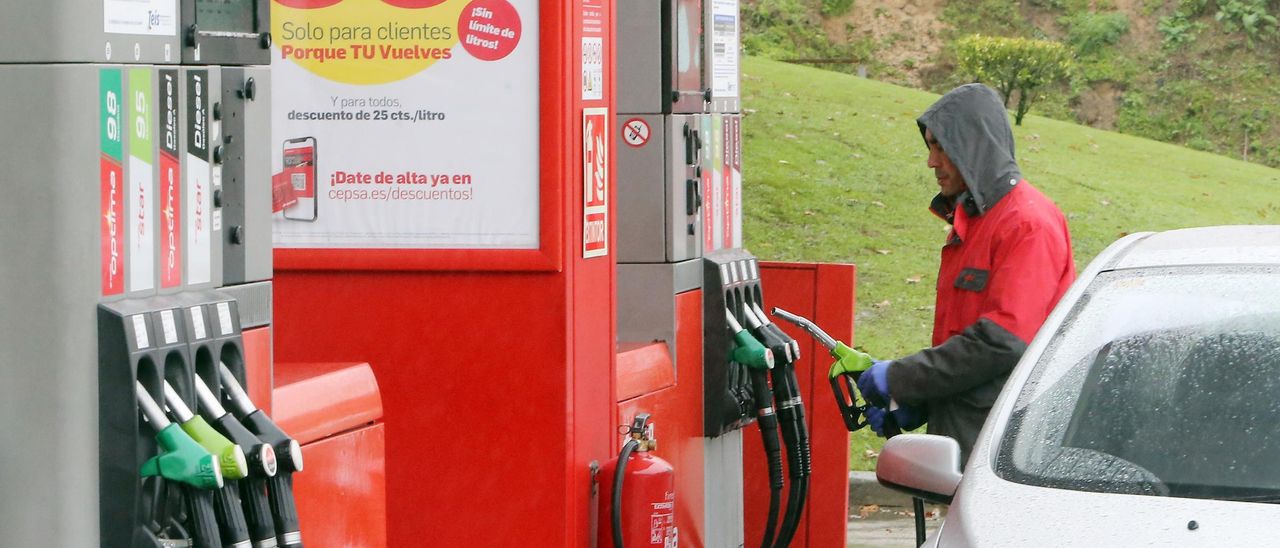 Coches repostando combustible en una estación de servicio de Vigo.