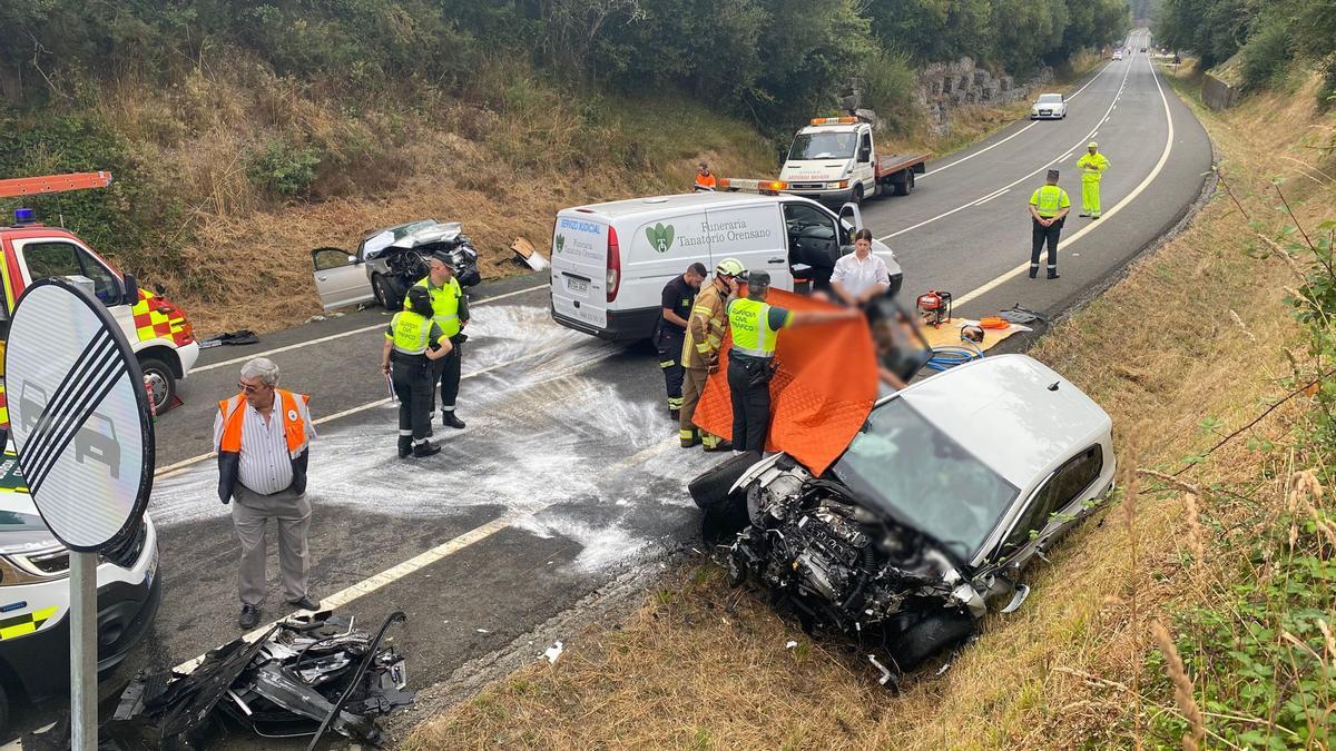 Servicios de emergencia en el lugar del brutal accidente.