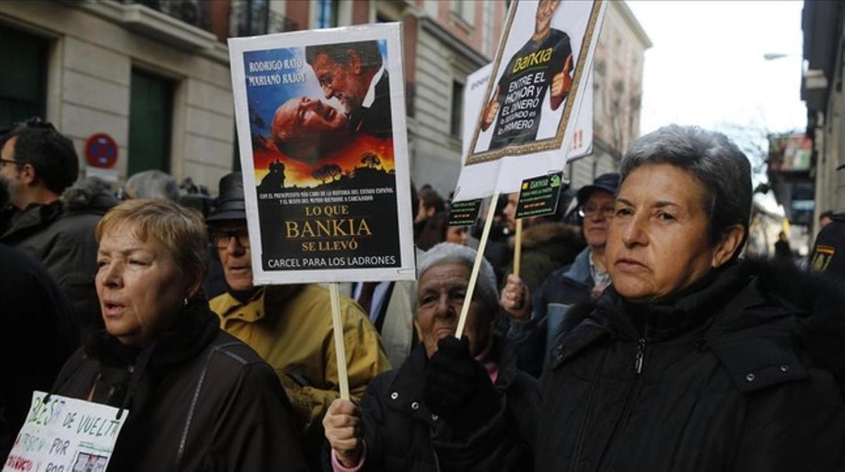 Un grup de preferentistes protesten davant l’Audiència Nacional, aquest dilluns. Un grup de preferentistes protesten davant l’Audiència Nacional, aquest dilluns.