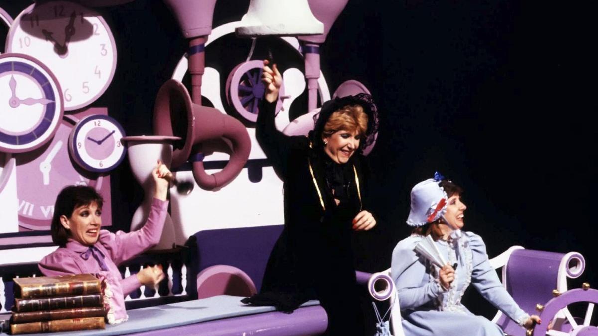 Paloma Hurtado, en el centro, junto a sus hermanas en el programa 'Un, dos, tres'.