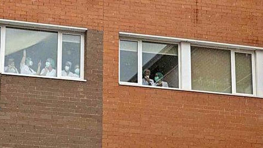 Personal sanitari saludant des de les finestres de l&#039;Hospital d&#039;Igualada