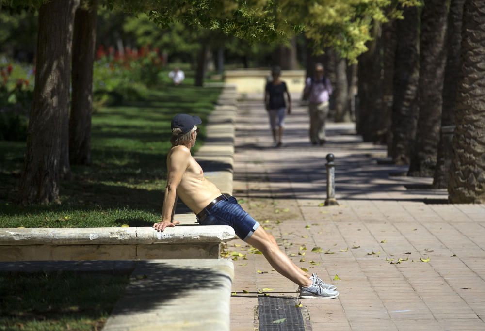 Un hombre disfruta del sol en una jornada veraniega.