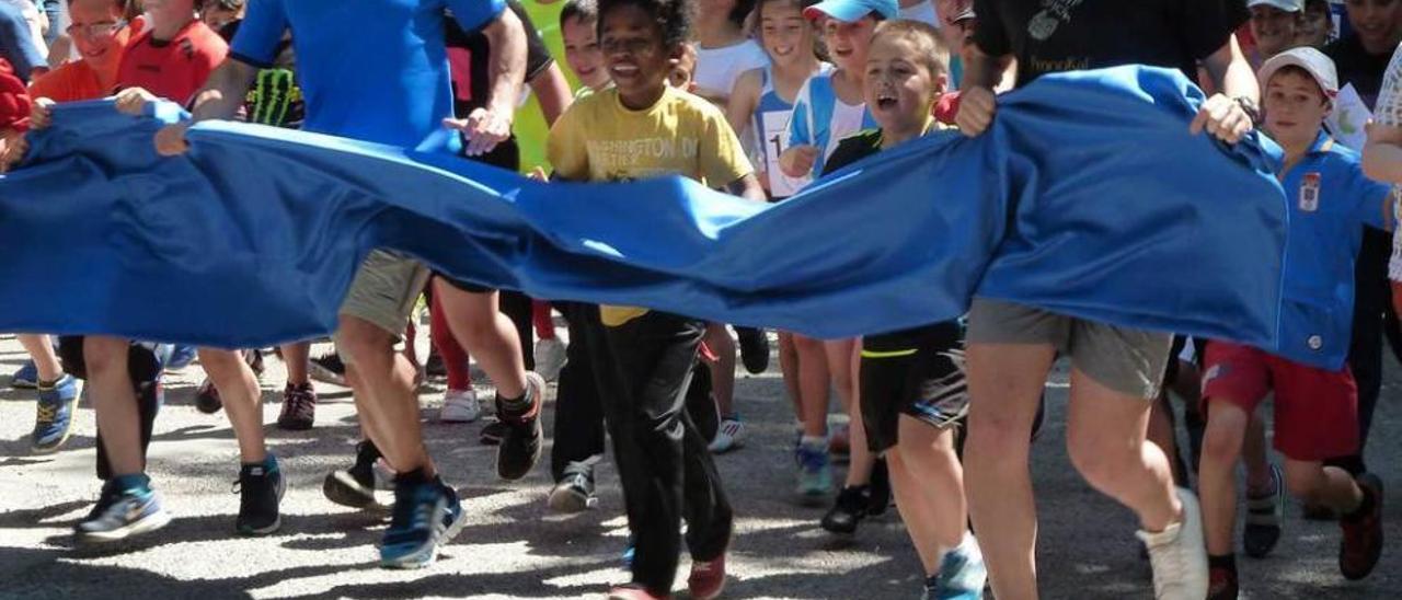 FIN DE CURSO EN LUGONES. Profesores y alumnos del colegio Santa Bárbara de Lugones, ayer, en una carrera solidaria.