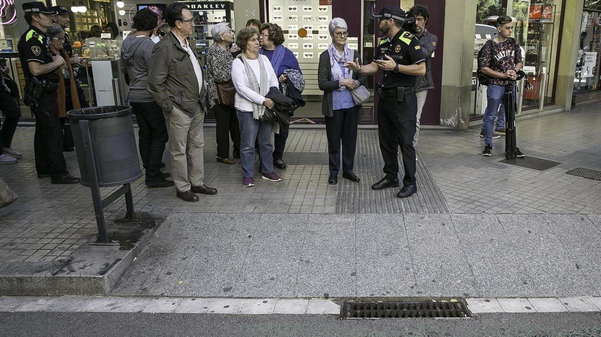 zentauroepp45595412 barcelona 24 10 2018 la guardia urbana explica a gente ma181024174304 zentauroepp45595412 barcelona 24 10 2018 la guardia urbana explica a gente ma181024174304
