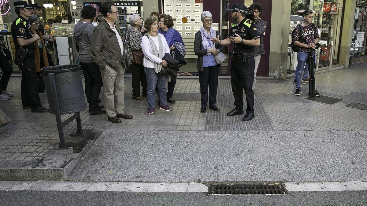 zentauroepp45595412 barcelona  24 10 2018   la guardia urbana explica a gente ma181024174304