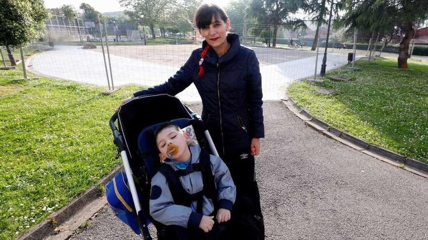 Sabrina Fernández y su hijo Érik, junto al parque infantil Vetusta.
