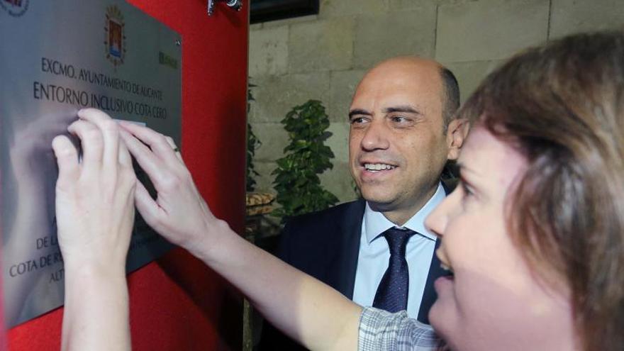 La placa de la cota cero en Alicante, en sistema braille