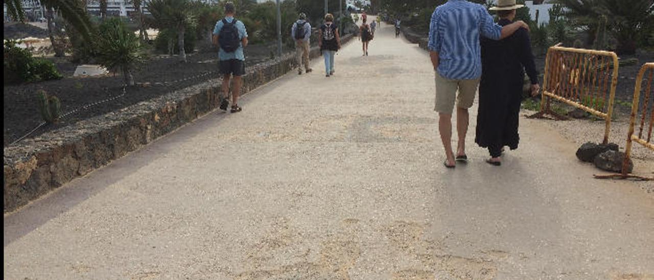 Desperfectos en el paseo de Las Cucharas el pasado lunes.