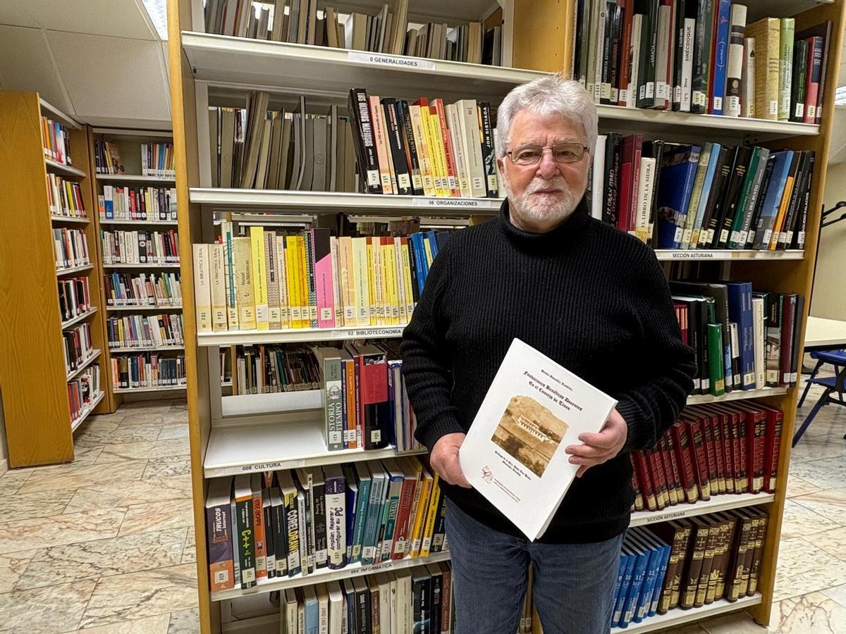 Senén González con su último libro en las manos.