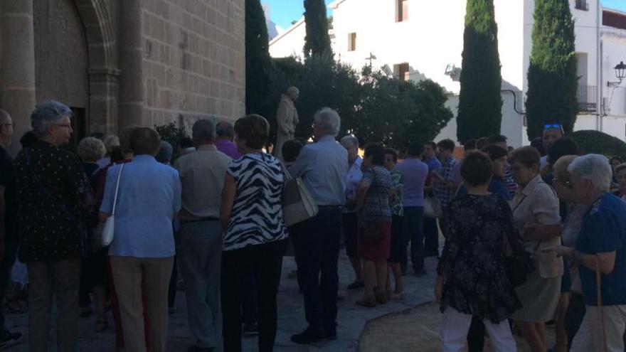 Los vecinos se agolpan en la entrada a la iglesia del convento de la Puríssima Concepció