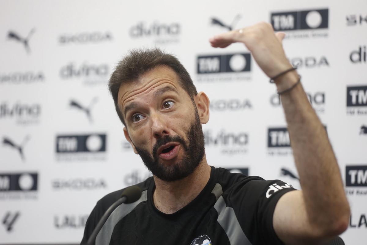 Carlos Corberán se explica en sala de prensa en la previa del Valencia - Betis
