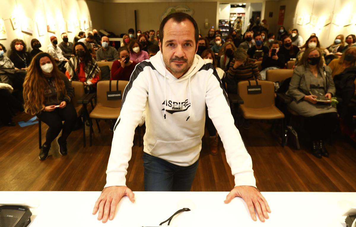 Ángel Martín, presentando su libro 'Por si las voces vuelven' en el Ámbito Cultural de El Corte Inglés de Zaragoza