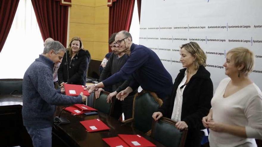 El alcalde de Langreo, Jesús Sánchez, junto a María Montes, entrega las llaves de una de las viviendas.