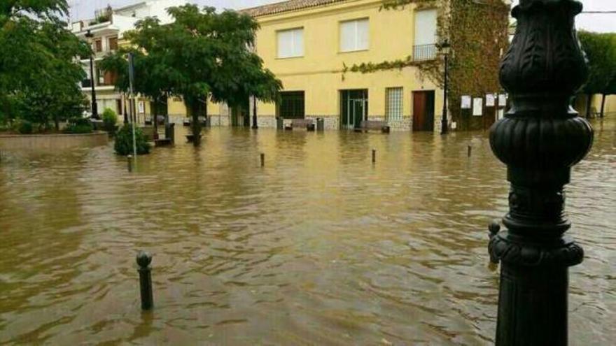 Estado de la avenida afectada por el agua.