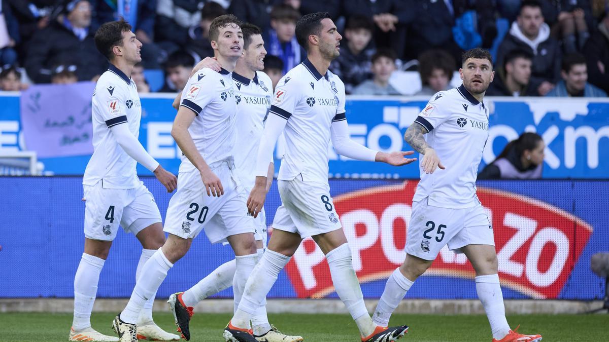 Pacheco celebra junto a sus compañeros el gol anotado en Mendizorroza.