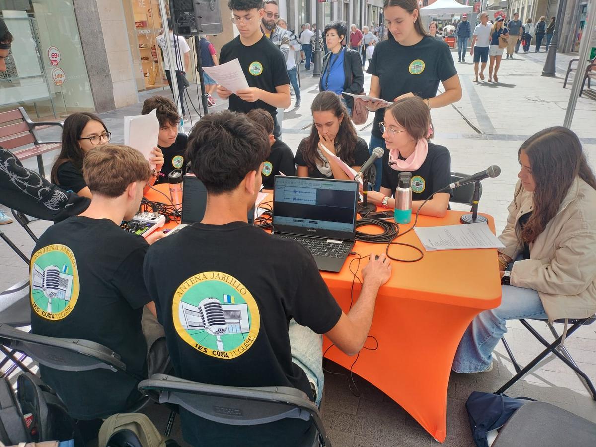 Alumnado del IES Costa Teguise en el encuentr de De Palique.