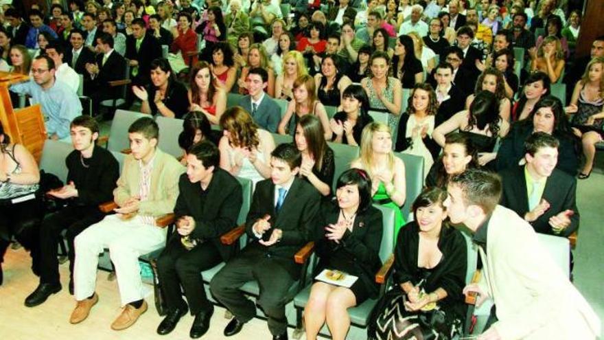 Alumnos del Instituto Doña Jimena, en un momento del acto de graduación.