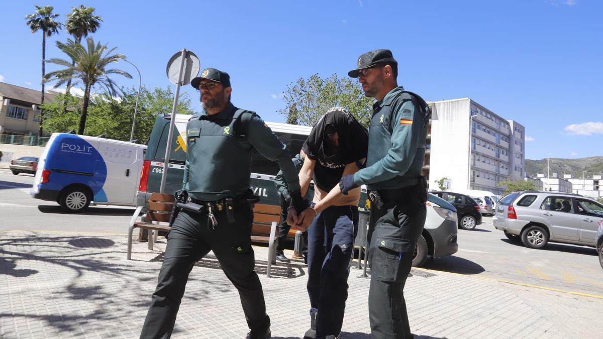 Los detenidos por el asesinato de la maestra de Rafelcofer llegan a los juzgados de Gandia