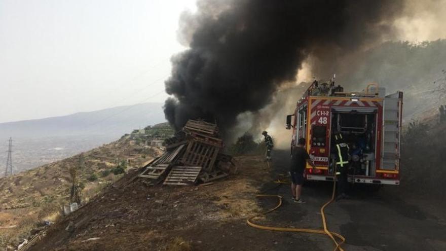 Bomberos actuando en la zona del fuego.