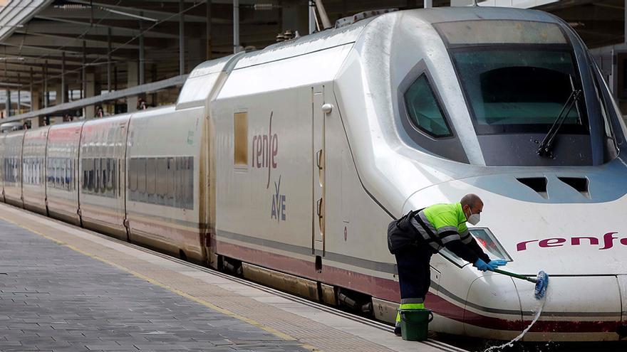 Un tren AVE en la estación de Valencia.