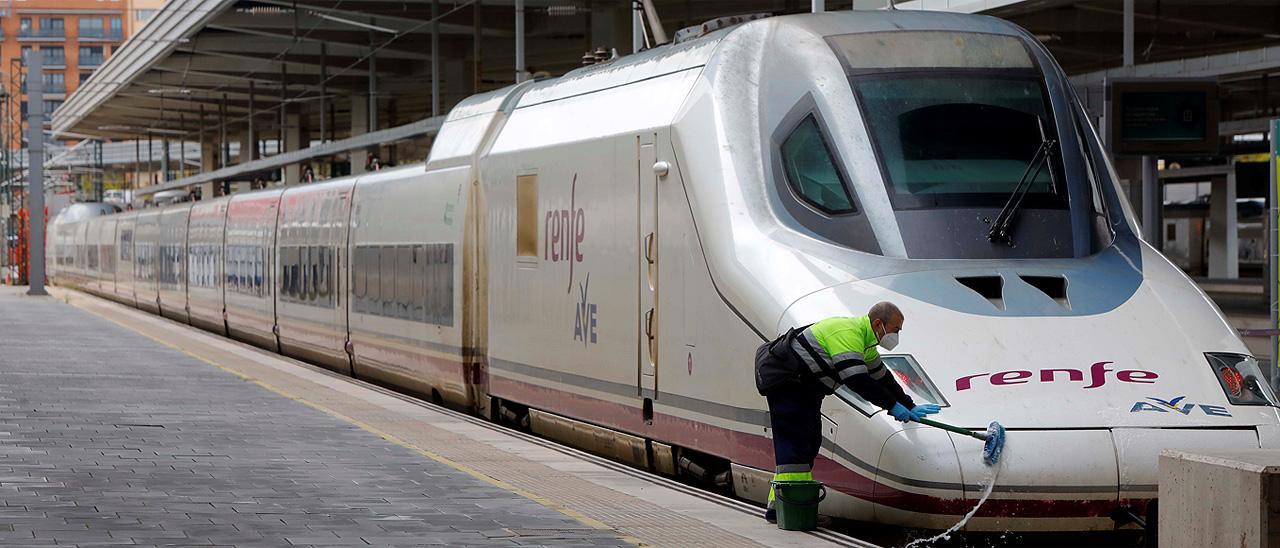 Un tren AVE en la estación de Valencia.